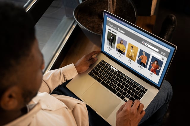 close-up-man-shopping-with-laptop